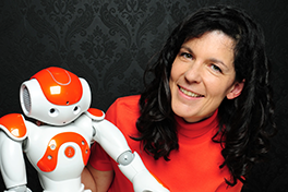 zu sehen ist links ein weiss-roter Roboter und rechts Elisabeth André in rotem Pullover vor schwarzem Hintergrund